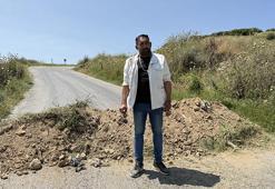 İzmir' de bir kişi arazisinden izinsiz yol geçirildiğini söyleyip yolu kapattı