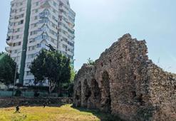 Tarihi Roma hamamını otopark yaptılar! Şehrin göbeğinde binaların arasında zamana direniyor