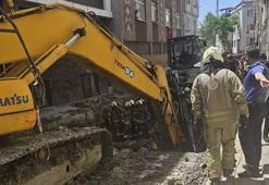 İstanbul Bayrampaşa'da yol çöktü: 1 kişi kurtarıldı