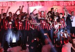 Eskişehirspor şampiyonluk kupasını kaldırdı