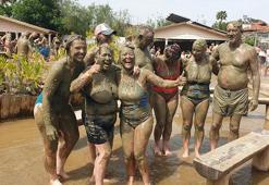 Muğla'da yerli yabancı turist şifalı çamuru sürmek için birbiriyle yarıştı!