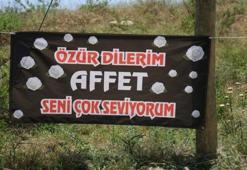 Adana'da aşk pankartla gösterildi! Hem özür diledi hem aşkını dile getirdi