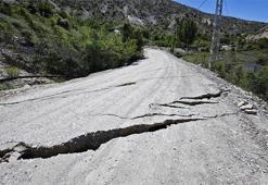 Erzurum'un Uzundere ilçesinde toprak kayması!