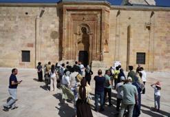 Yeniden ortaya çıktı! Esrarengiz gölgeleri görmek isteyenler 8 asırlık camiye akın etti: Her yıl aynı mevsimde görünüyor