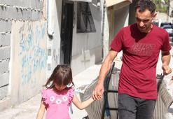 6 yaşındaki kızı gözleri oldu! Görme engelli kağıt toplayıcısı babasına yol gösteriyor