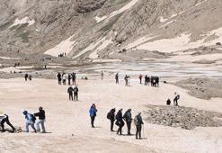 PKK silah bıraktı, Cilo-Sat Dağları'ndaki 20 bin yıllık buzullar ziyaretçi akınına uğradı!