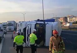 Pendik'te TEM Otoyolu'nda TIR devrildi!