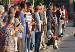 İzmir’de 23 bin işçi greve gitti! Otobüs duraklarında büyük yoğunluk oluştu