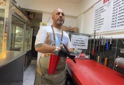 6 aydır görmeden kasaplık yapıyor: Görme engelli kasap Guinness Rekorlar Kitabı'na başvurdu