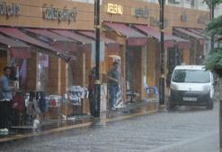 Tüm Türkiye sele teslim: Sağanak yağış hayatı felç etti, cadde ve sokaklar göle döndü! Meteoroloji'den hafta sonuna kuvvetli yağış uyarısı