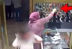 Bursa'da pes dedirten hırsızlık: Kuyumcudan bileklik çaldı, O anlar kamerada!