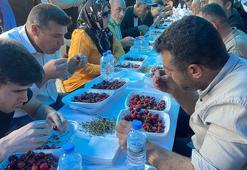 Manisa'da gerçekleştirilen kiraz yeme yarışmasında birinci olan yarışmacıdan rekor!
