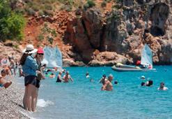 Güneşi gören Antalyalılar Konyaaltı Sahili'ni doldurdu