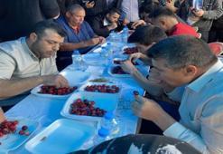 2,5 kilo kirazı 10 dakikada yedi! Festivalde altın kazandı