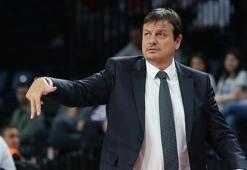 Ergin Ataman'dan Olympiakos taraftarının Türkiye'ye yönelik küfürlü tezahüratına sert tepki