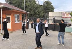 Muhtar oldu mahallenin ortasında çiftetelli oynadı