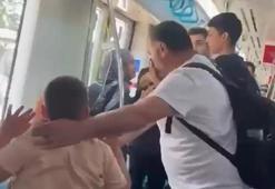 Marmaray'daki yumruk olayının öncesinde ne oldu! Görgü tanığı gazeteci Fuat Kozluklu tek tek anlattı;  5-6 dakika söylendi, genç kızı ağlattı