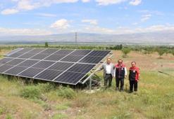 Erzincan'da kurduğu meyve bahçesinde teknolojiden faydalanıyor