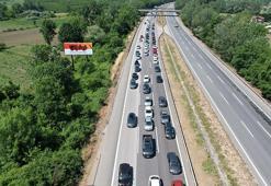 Büyük bayram göçü!  Trafik durdu, kilometrelerce kuyruk oluştu