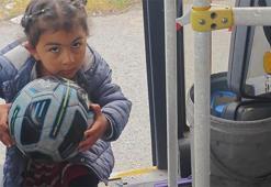 Yoldaki çocuğun topunu şişiren otobüs şoförü viral oldu