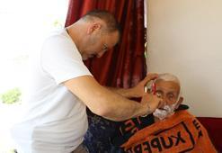 Amasya'da mahalle muhtarı yaşlıları evlerinde ücretsiz tıraş etti