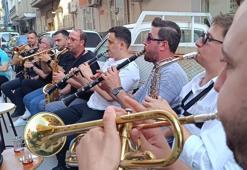 Makedonya'dan Manisa'ya uzanıyor! Çalgılı bayram geleneğinde herkes neşeli
