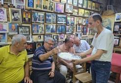 Mahallede Ölüler Kahvesi, kahvede bir gelenek! Adana'da her ölenin fotoğrafı buraya asılıyor
