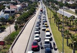 Kuşadası'na turist akını! 24 saatte 60 binden fazla araç giriş yaptı