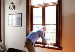 Samsun'da pencereyi açık bırakınca olanlar oldu! Makam odasına girenler telefona sarılıyor