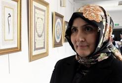 Hayalleri için yaşını bahane etmedi! 48 yaşında üniversiteden mezun oldu, diploma töreninde eserlerini sergiledi