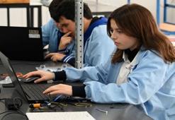 İş garantili kolejde kızlar da meslek öğreniyor