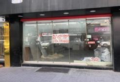 Bir mahalle vitrindeki notla haberleşiyor! Dükkan sahibi cama yapıştırdı, vatandaşlar cevap verdi