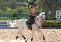 Gaziantep'te yaşayan doktor hobi olarak başladığı binicilikte lisanslı sporcu oldu