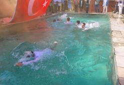 Mezuniyeti havuza atlayarak kutladılar!