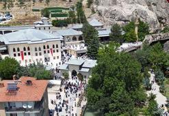 Malatya'daki türbeye ziyaretçi akını! Her gün böyle kalabalık; insan ve araç trafiği oluşuyor