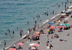 Antalya'da LGS'den çıkanlar denize koştu! 35 derecelik sıcaklığa rağmen plaj dolup taştı