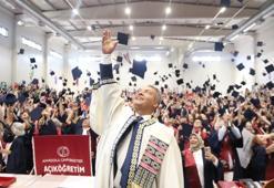 Anadolu Üniversitesi'nin mezuniyet töreninde renkli görüntüler! Kimi 63 yaşında mezun oldu, kimi de profesör olmasına rağmen bölüm bitirdi