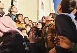 Gamze Özçelik aldığı haberle perişan oldu! Sosyal medyadan duyurdu: Gazze'de ekmek dağıtıyordu