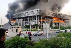 İsrail, İran Devlet Televizyonu'nu vurdu! O anlar canlı yayında ve dışarıdan böyle görüntülendi