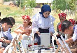 Mezun olduğu köy okulunu yıllar sonra sanat atölyesine dönüştürdü: Köy okulunda minik ressamlar yetişiyor!