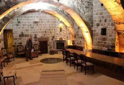 Sokaktaki 4 evi satın aldı, altından yüzlerce metre hazine çıktı! Tadilata girişince keşfetti 'Servet sahibi oldu'