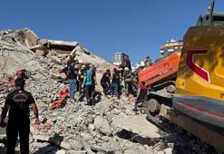 Kahramanmaraş'ta ağır hasarlı bina yıkılırken iş makinesinin üzerine devrildi! Operatör enkaz altında kaldı