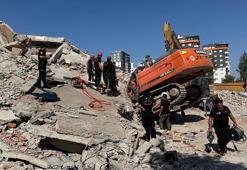 Kahramanmaraş'ta ağır hasarlı bina yıkılırken iş makinesinin üzerine devrildi! Operatör enkaz altında kaldı