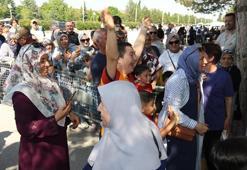 Hacdan dönen dedesini ve ninesini böyle karşıladı! Gülümseten anlar...