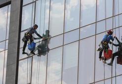 Batmanlı arkadaşlar meslek değiştirip örümcek adam oldu! Artık daha çok kazanıp bol bol geziyorlar