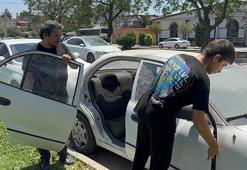 Adana'da arabasının kapıları çalınan gazeteci kapılarına kavuştu! Hırsız tutuklandı