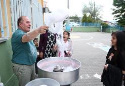 Kastamonu'nun 'pamuk müdürü' öğrencilerini çok mutlu ediyor! Kendi elleriyle çocuklara özel hazırlıyor
