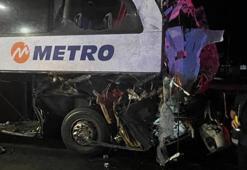 Sakarya'da faciaya ramak kala! Yolcü otobüsü TIR'a çarptı: 12 kişi yaralandı