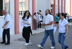 Edirne'de kızlarına destek olmak isteyen anne ve babası YKS sınavına girdi!