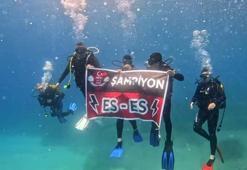 26 metre derinlikte şampiyonluk kutlaması: Denizin dibi kırmızı siyah